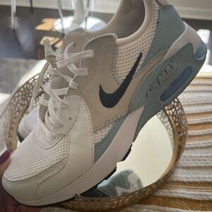 Nike Women’s Air Max Excee | size: 8